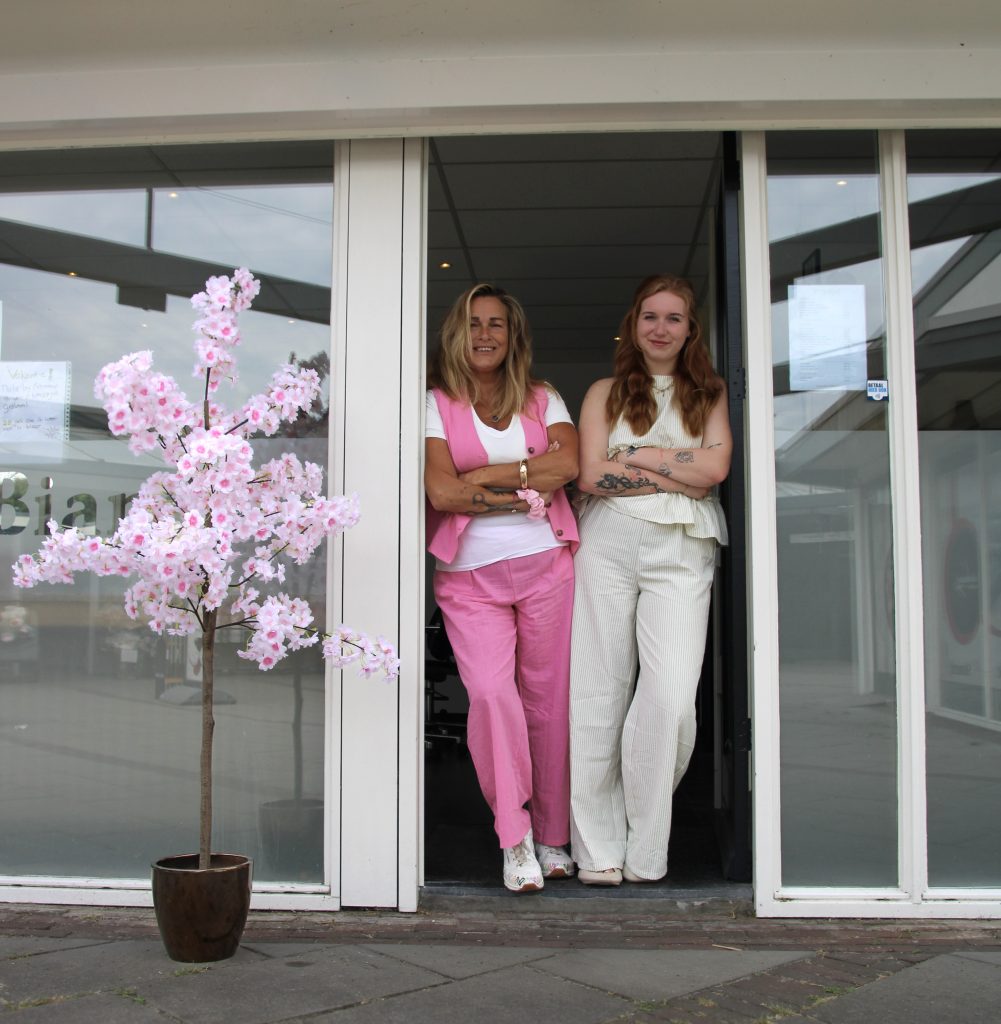Bianca en Fabienne voor de ingang van Nails & Hair Huizen in Huizen