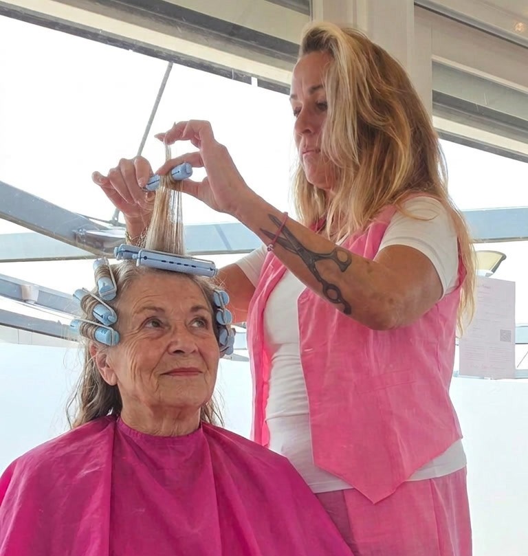Bianca in Huizen zet rollers voor een permanent bij een klant